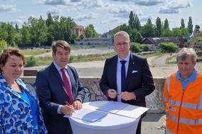 Oberbürgermeister Steffen Scheller und Infrastrukturminister Rainer Genilke unterzeichneten die Absichtserklärung zum Bau der Brücke.