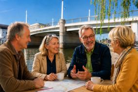 Menschengruppe diskutiert vor der Jahrtausendbrücke.