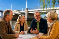 Menschengruppe diskutiert vor der Jahrtausendbrücke.