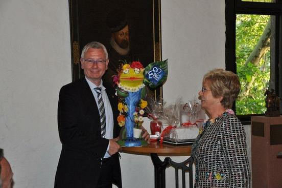 Übergabe einer gestalteten Wilma Wels an den Oberbürgermeister Dr. Klaus Weichel durch die Oberbürgermeisterin Dr. Dietlind Tiemann
