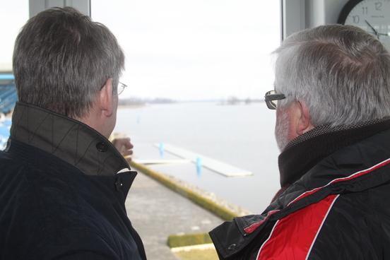 DOSB-Vorstand Bernhard Schwank (li.) und LRV-Präsident Hartmut Duif blicken aus dem Zielturm auf die Regattabahnen.