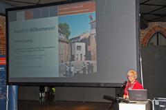 Die Oberbürgermeisterin begrüßt die Gäste.