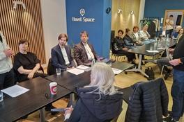 Oberbürgermeister inmitten der Händlerschaft, die sich auf STG-Initiative Gedanken über die Innenstadt machte.