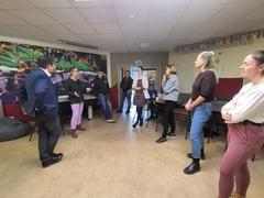 Gesprächsrunde beim Rundgang durchs Haus.