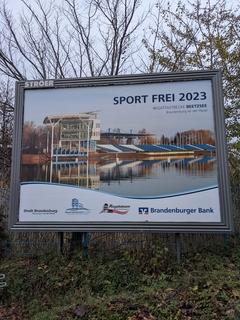 Plakat am Eingang zur Regattastrecke.