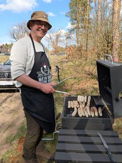 Der Vorstand der Brandenburger Bank, Jens-Uwe Oppenborn, grillte und servierte persönlich Würstchen.