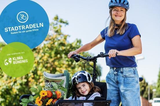 eine Frau mit einem Lastenrad, im Korb des Lastenrades sitzt ein Kind mit Blumen und Einkäufen. Text-Blasen: Stadtradeln, Klima-Bündnis u.a.