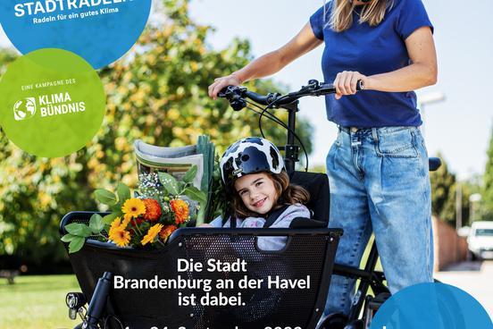 eine Frau mit einem Lastenrad, im Korb des Lastenrades sitzt ein Kind mit Blumen und Einkäufen. Text-Blasen: Stadtradeln, Klima-Bündnis u.a.
