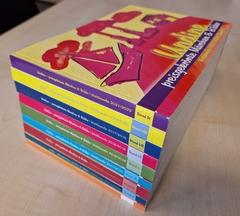 Neun Bücher zum Märchenwettbewerb gibt es schon. Jedes beinhaltet die ausgezeichneten Texte und Bildwerke zweier Jahrgänge.