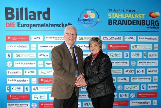 EM-Organisatorin Helga Blawid begrüßt Billard-Legende Raymond Ceulemans.