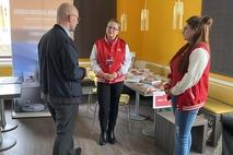 Daniel Keip im Gespräch mit THB-Mitarbeiterinnen.