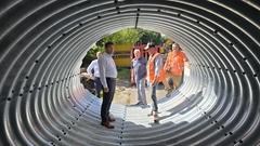 Thomas Barz, Steffen Scheller, Walter Paaschen, Christian Fuß und Mathias Latocha begutachten den Wasserdurchlass.