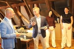 Daniel Keip bei der Ansprache mit Jan Krütze.