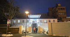 Der gegenwärtige Haupteingang des Universitätsklinikums.