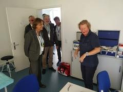 Medizinzentrum Brandenburger Sportministerin Britta Ernst (links)schaut sich das neue Medizinzentrum an.