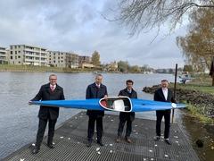 Vereinsvorstand Holger Hundert (rechts) freut sich über die Spendenzusage von der MBS, vertreten durch den Vorstandsvorsitzenden Andreas Schulz (2. von links) sowie den MBS-Marktdirektor Christian Ebert (links) und der Gratulation durch Oberbürgermeister Steffen Scheller.