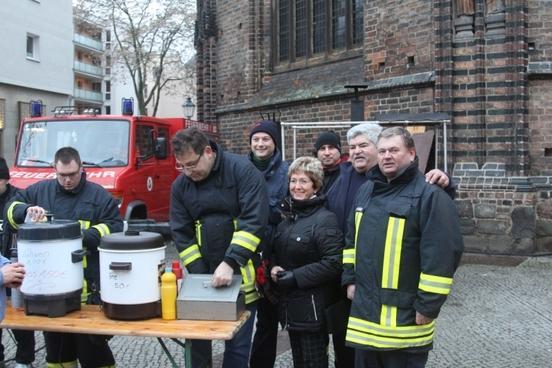 Während der Weihnachtsmarkteröffnung kochten die Kameraden der Freiwilligen Feuerwehren Schmerzke, Göttin und Kirchmöser für einen guten Zweck