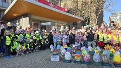 Stolz präsentierten die Kita-Kinder einige ihrer prächtigen Ostereier.