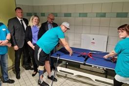 Übergabe und Funktionstest der Pflegeliege im Marienbad.
