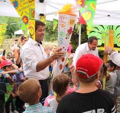 Oberbürgermeister Steffen Scheller bei einem der alljährlichen Schultütenfeste.