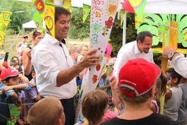 Oberbürgermeister Steffen Scheller bei einem der alljährlichen Schultütenfeste.