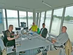 Bild 3 Doppelolympiasiegerin Christiane Köpke, LRV-Ehrenpräsident Hartmut Duif, Regattastrecken-Chef Uwe Philipp und Doppelolympiasieger Jörg Landvoigt (v.l.n.r.) beim Gespräch im neuen Zielturm der Regattastrecke Beetzsee.