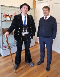 Wandergeselle Felix Hauser und Oberbürgermeister Steffen Scheller.