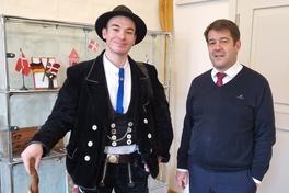 Wandergeselle Felix Hauser und Oberbürgermeister Steffen Scheller.