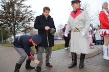 OB Scheller wird die Fußfessel angelegt.