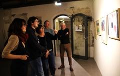 Menschengruppe beim Betrachten von Bildern