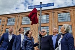 Oberbürgermeister Steffen Scheller enthüllte gemeinsam mit den Söhnen von Marga Goren Gothelf die Namenstafel.