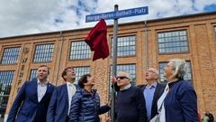 Oberbürgermeister Steffen Scheller enthüllte gemeinsam mit den Söhnen von Marga Goren Gothelf die Namenstafel.