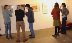 Besucher der Ausstellung beim Betrachten der Bilder