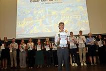 Der beste Abiturient Oskar Konrad Grunicke vor den anderen Ausgezeichneten.