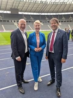 Steffen Scheller mit Kai Wegner und Manuela Schwesig.
