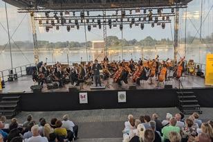 Musikorchester auf der Wasserbühne