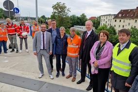 Oberbürgermeister Steffen Scheller und Verkehrsstaatssekretärin Dr. Ina Bartmann beim Baustellen-Besuch auf der neuen Brücke in der Potsdamer Straße.