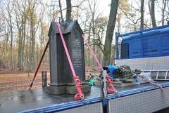 Abtransport des demontierten Bröse-Denkmals in die Metallwerkstatt