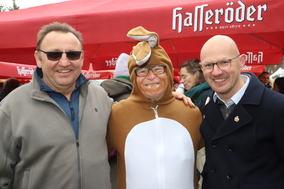 Ortsvorsteher, Osterhase und Oberbürgermeister.
