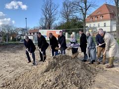 Spatenstich für Erweiterungsbau der Begegnungsstätte Schloss Gollwitz