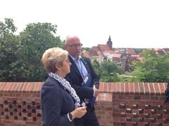 BUGA-Zweckverbandsvorsitzende Dietlind Tiemann und BUGA-Geschäftsführer Erhard Skupch besichtigen das Domgelände von Havelberg