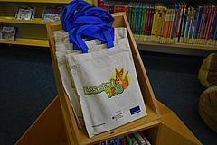 Oberbürgermeister Steffen Scheller überreicht Kinderbücher an "Kleine Strolche" in der Fouque-Kinderbibliothek
