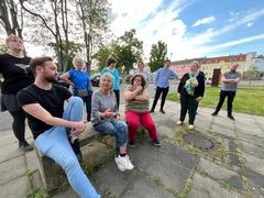 Ehren- und hauptamtliche Ausstellungscrew im Gespräch