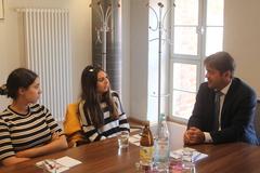 Griechische Schülerinnen im Gespräch mit dem Oberbürgermeister