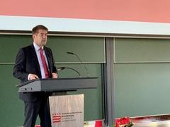 Oberbürgermeister Steffen Scheller blickte in seinem Grußwort auf die Anfänge der Hochschule zurück. 