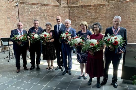 Ministerpräsident Dr. Duetmar Woidke (4.v.l.) mit den Ordensträgerinnen und Ordensträgern.