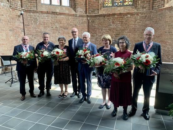 Ministerpräsident Dr. Duetmar Woidke (4.v.l.) mit den Ordensträgerinnen und Ordensträgern.