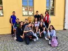 Die Schülerinnen und Schüler lernen die Havelstadt kennen, darunter die ikonische Loriot-Figur zu Ehren des Ehrenbürgers Vicco von Bülow 