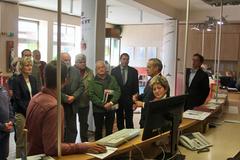 Florian Pletz, Leiter des Sicherheitszentrums, erklärt Vertretern des Präsidiums und der Fraktionen der Stadtverordnetenversammlung sowie der Ortsteile im Beisein von Oberbürgermeisterin Dr. Dietlind Tiemann und Dr. Ortwin Böckmann das Maerker-Portal