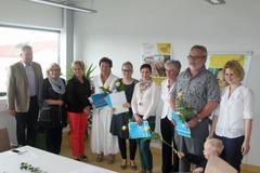 Die neuen Familienpaten erhalten ihre Teilnehmerzertifikate von Obürgermeisterin Dr. Dietlind Tiemann, Gabriele Wolter, Städt. Klinikum, und Ralf Schindler, VHS.